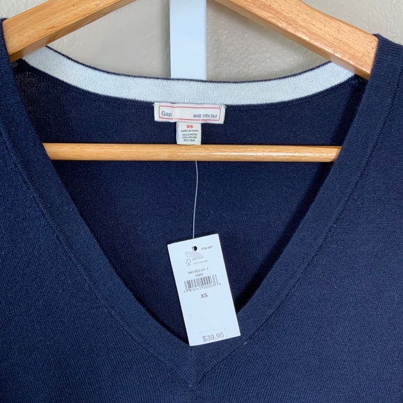 GAP Luxelight Perfect V-neck Sweater - Picture 2 of 16